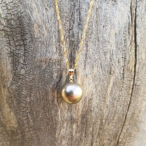 Tahitian pearl necklace
